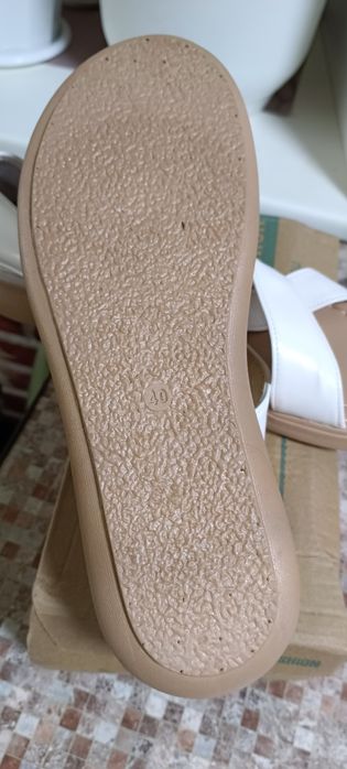 Женские сандалии