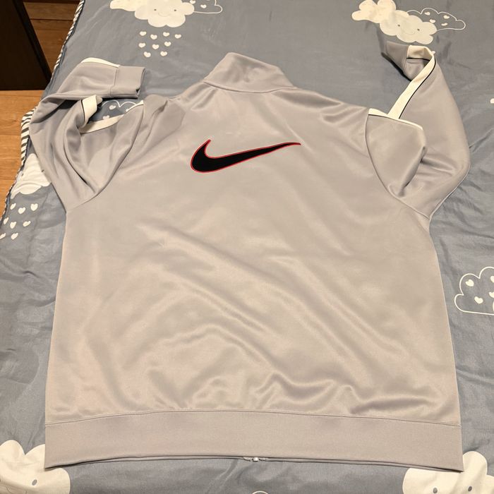 Анцунг Найк-сиво и бяло