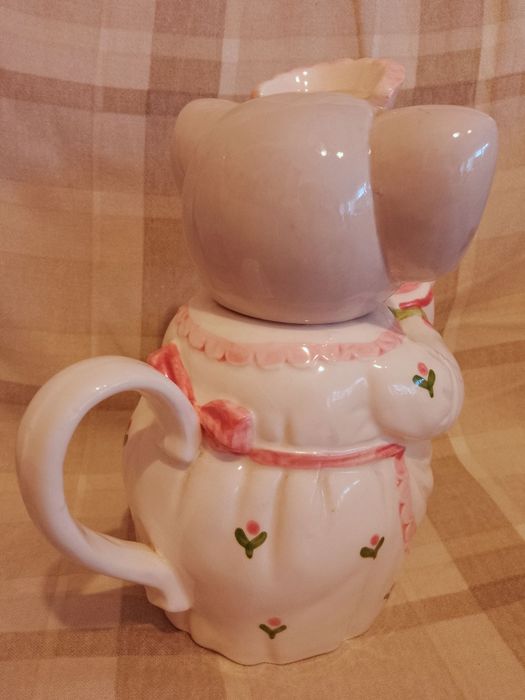 Два порцеланови чайника:"Слонче" и "В банята"