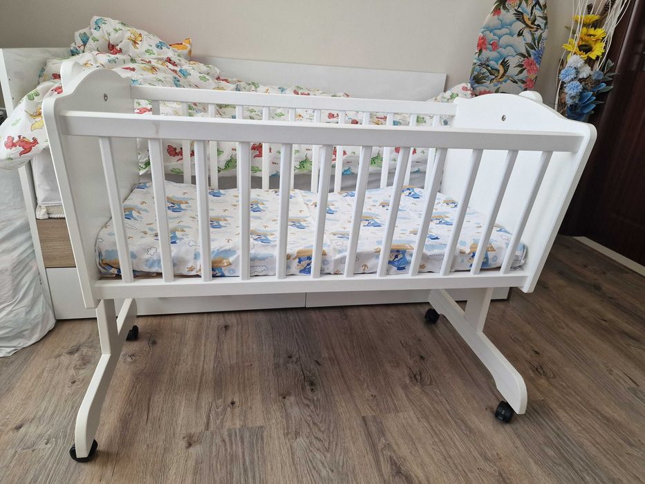 Бебешка люлка с матраче и люлеещ механизъм