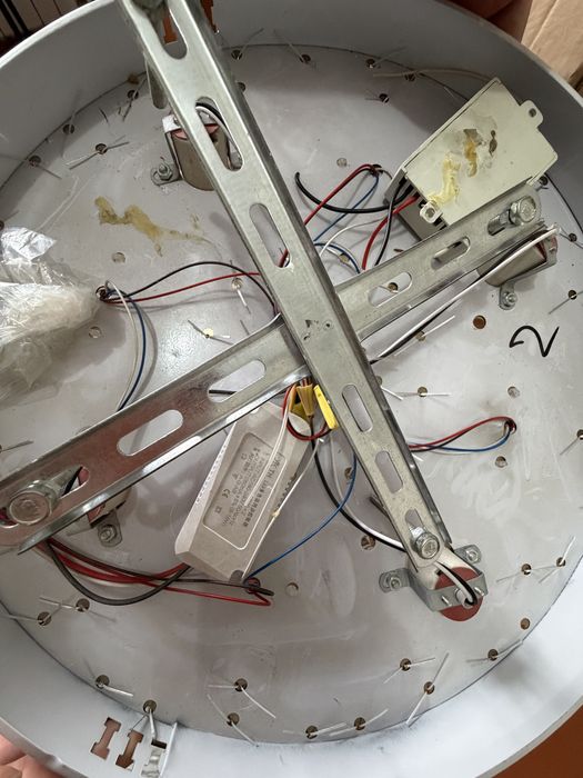 Lyustra, 3 xil yonadi, diametri 40 sm, holati yaxshi