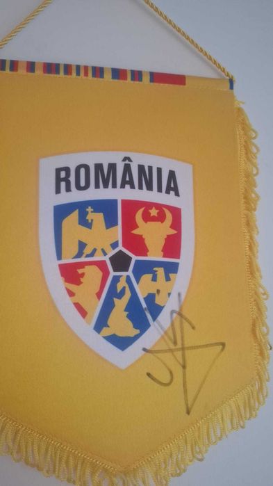 Fanion Romania semnat de Gheorghe Hagi cu dovada