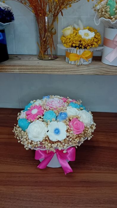 Aranjamente florale din ceară de soia și flori uscate