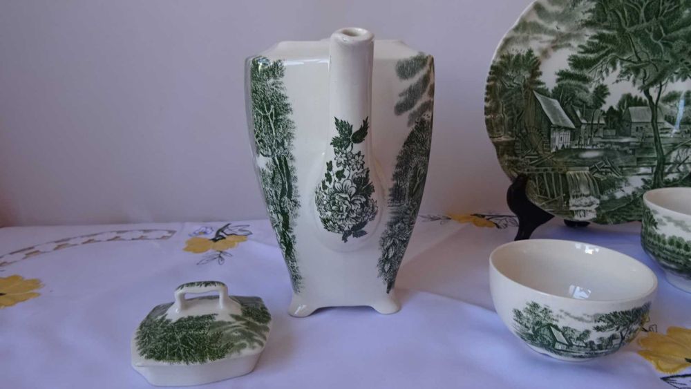 Чинии , чаши, чайник  Johnson Brothers.1930 - 1960-те години.