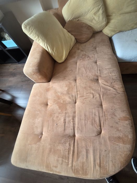 Диван - разтегателен с масто за съхранение.