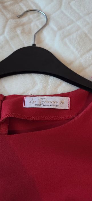 Rochie elegantă rosie M, cu volane la umeri