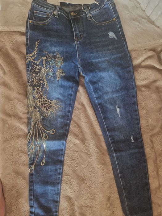 Дънки с бродерия