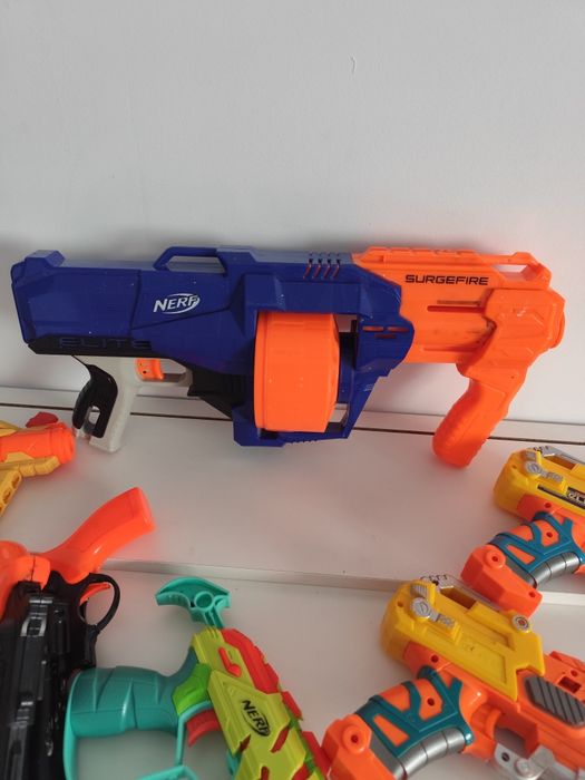Vând pușcă și pistoale Nerf funcționale