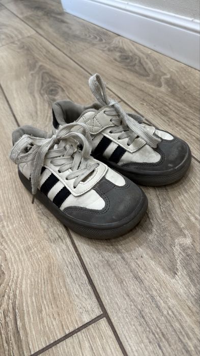 Бесплантно 4 пары обуви для девочки