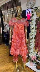 ayollar kiyimi moda va belgilar