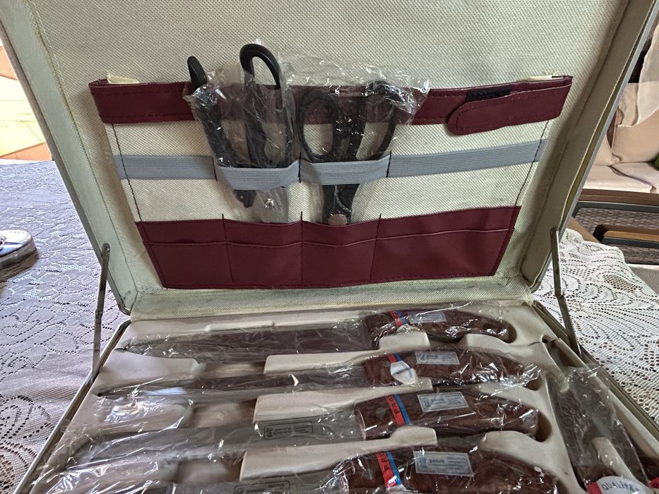 Vand set 23 accesorii bucatarie +valiza cu cifru