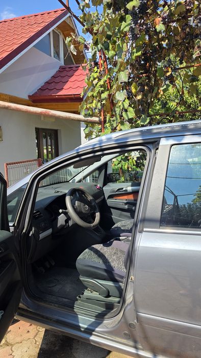Vând Opel Zafira