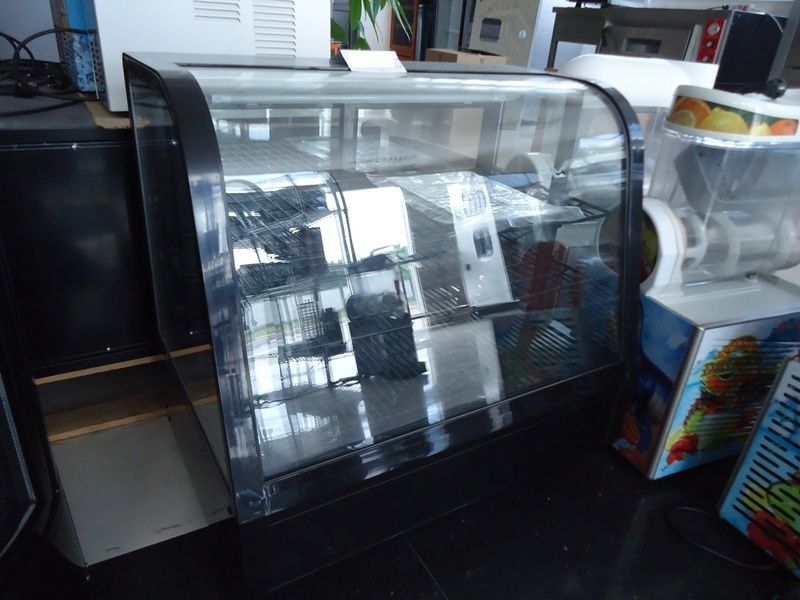 Хладилна Витрина за торти и сладкарски изделия настолна кръгла въртяща