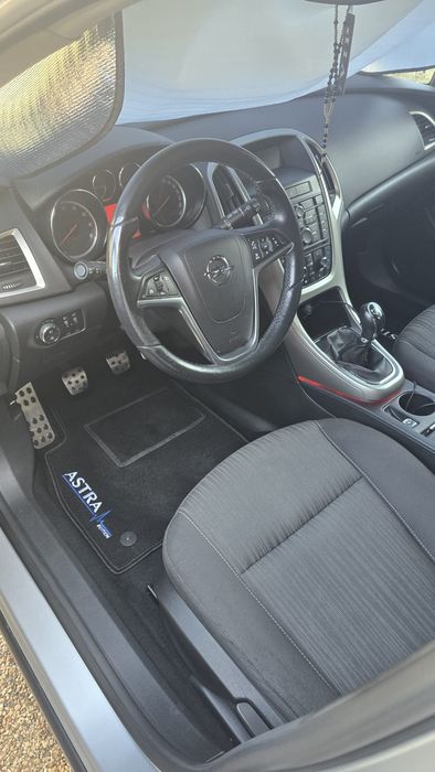 Vând Opel Astra j ...an fabricație 2012...