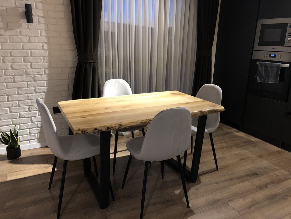 Маса от масив дъб с метални крака