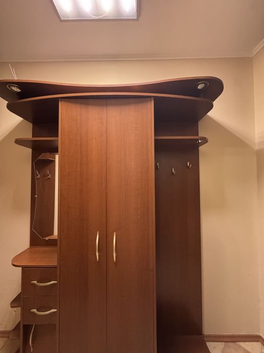 Продам шкаф и обувницу с вешалкой.
