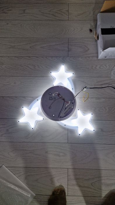 Plafoniera led alba cu telecomanda, model cu steluțe