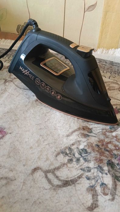 Ютия MAXXMEE LB-8118A – 2400W  Продавам парна ютия MAXXMEE, модел LB-8118A.