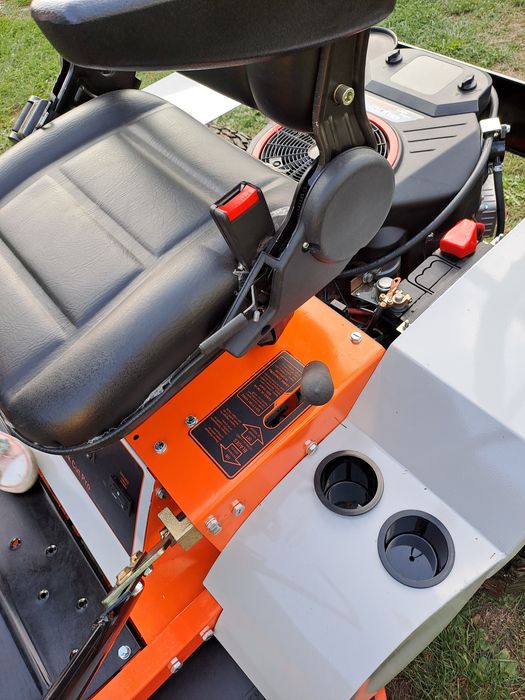Tractoras gazon zero turn