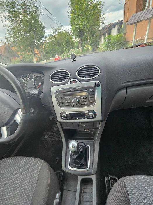Ford focus 2007 luna 10 ( octombrie)