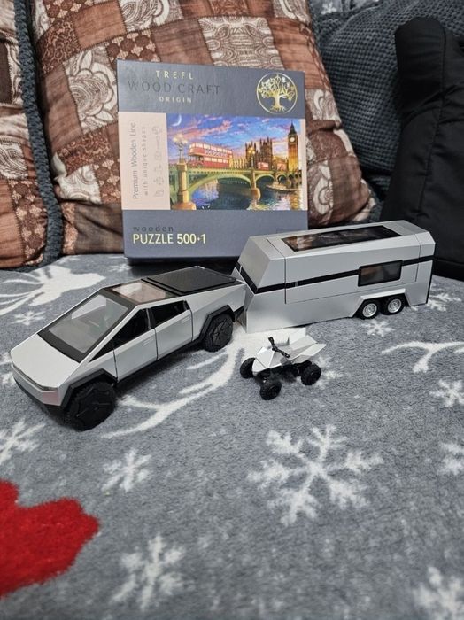 Macheta metalica tesla cybertruck cu rulota si atv scara 1:32 noua