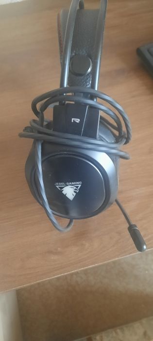 Продаются наушники для компютера.