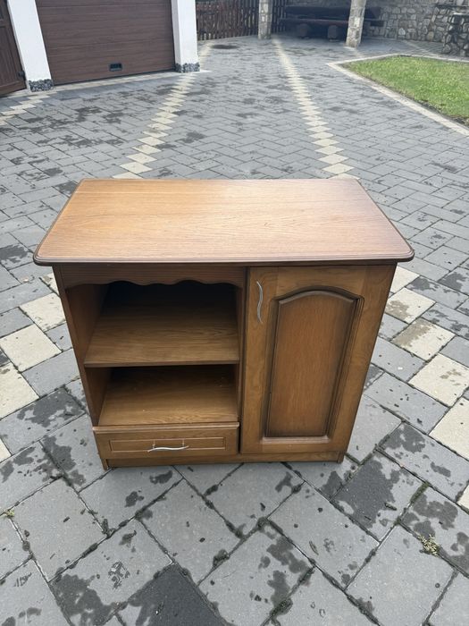 Dulap cu uși de lemn masiv
