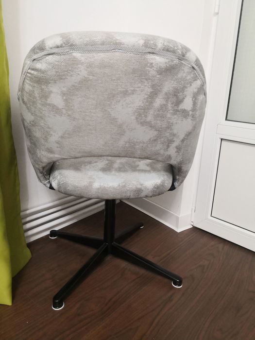 Vind 2 fotoli, culoare gri.