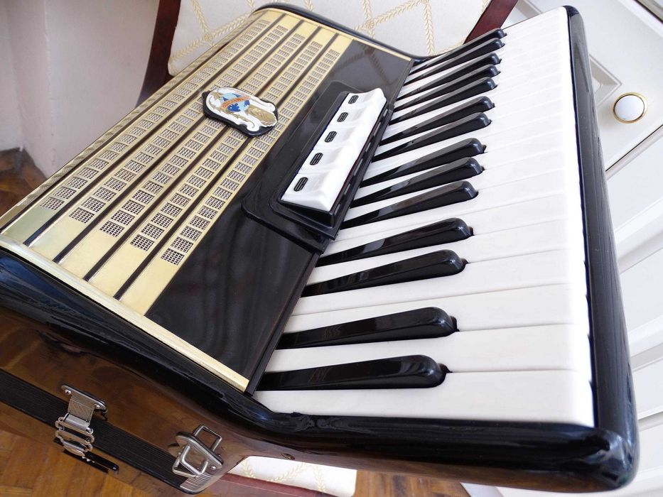 Много запазен стар акордеон Велтмайстер 60 баса