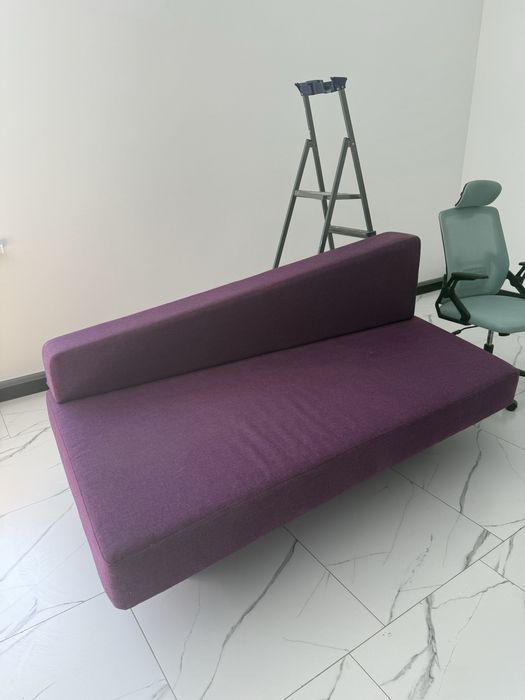 Диван офисный. Можно в холл