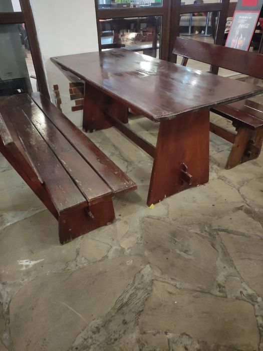 Продавам дървени маси с пейки-четворки и шестици.