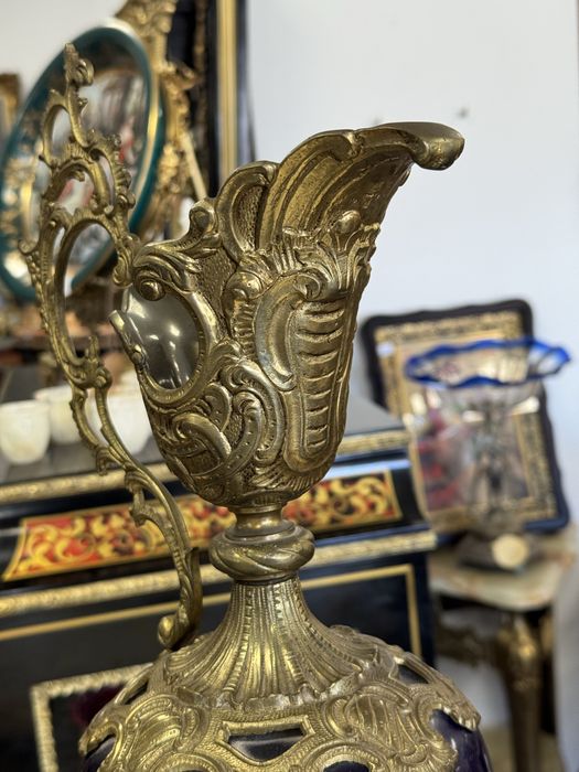 Carafa deosebita din portelan si bronz