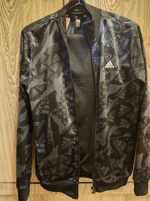 Продавам Анцунг Adidas