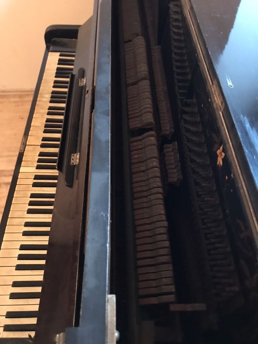 Vând pianina in stare bună