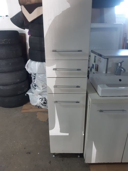 Vand Set de baie: mobilier, lavoar, dulap.