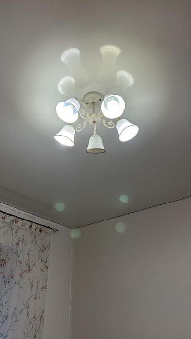 Продается красивая люстра