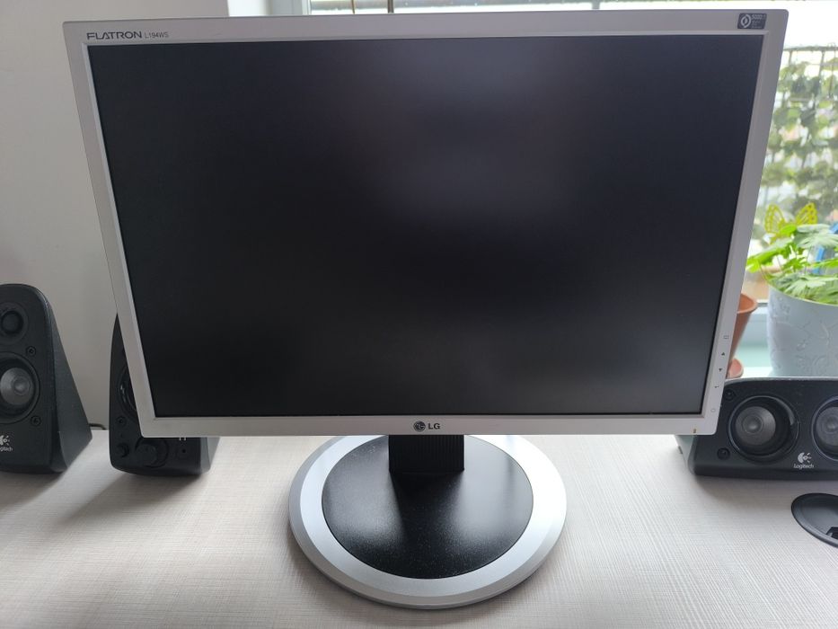 Компютър+монитор+колони за музика+инсталиран Уин. 11 Pro