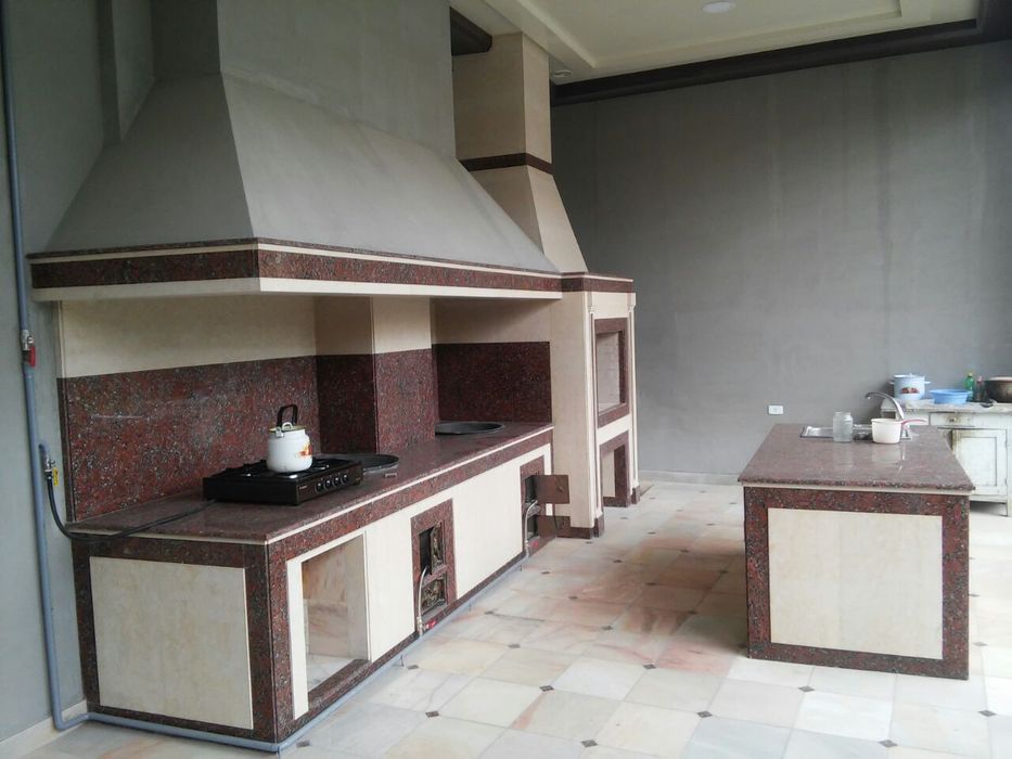 Летняя кухня барбекю очаг камин пицца печь.