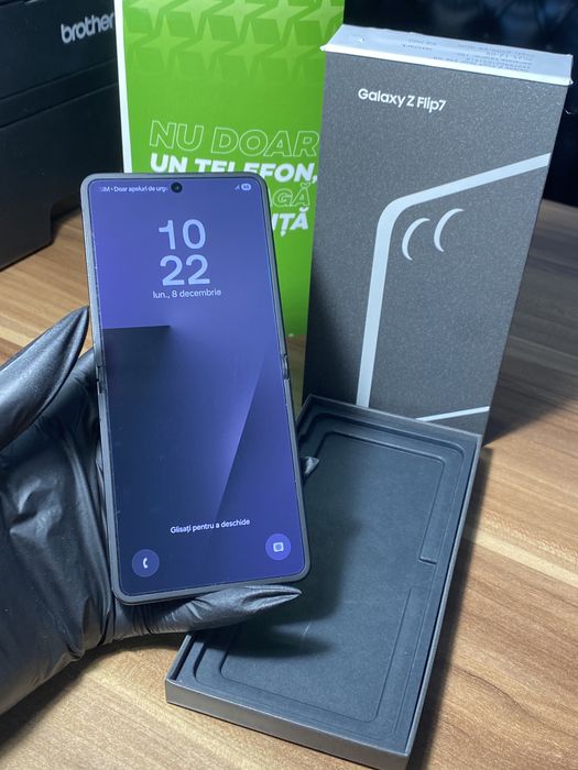 Samsung Galaxy Z Flip7 • 256 GB • Jetblack