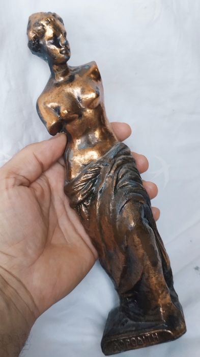 Statuetă decorativă Zeița Afrodita din antimoniu poleită cu cupru, înnălțime 24cm.