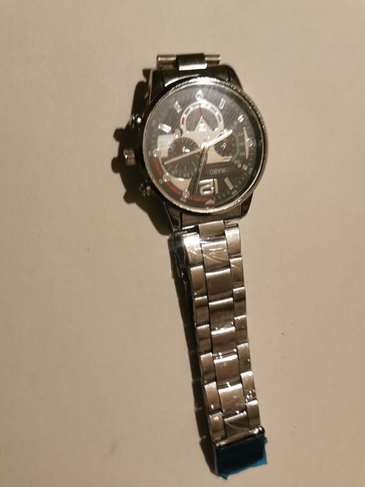 Часовник кварцов с метална каишка.