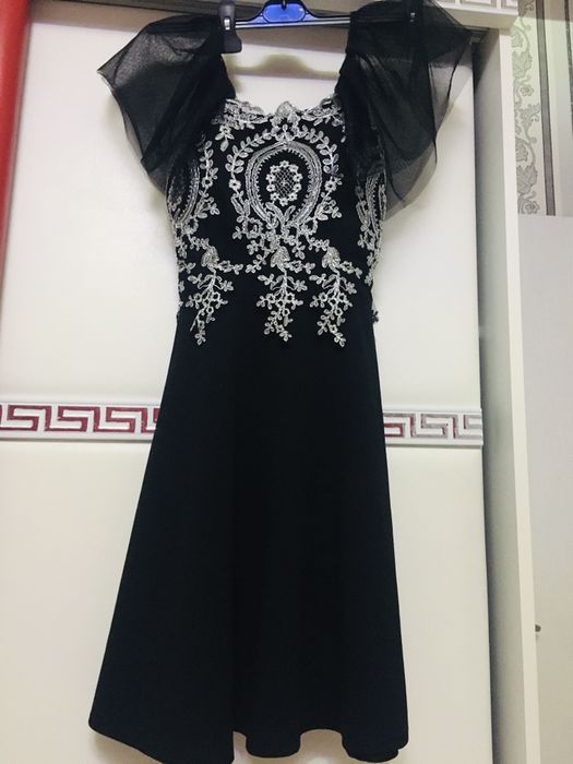 Черна рокля…………….