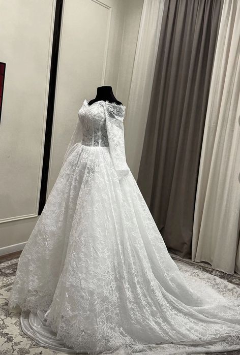 Кружевное платье со шлейфом, очень красивое