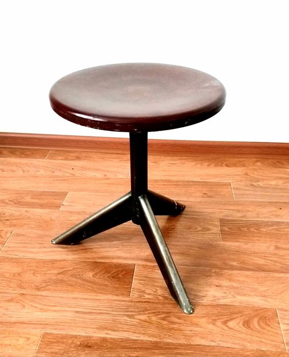 Продаётся винтовой стул для пианино