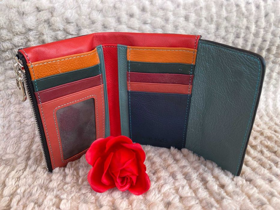 Гравирано дамско портмоне от естествена кожа