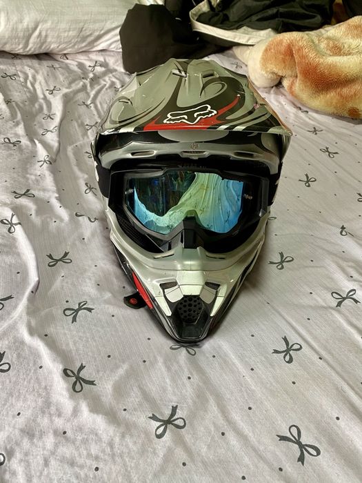 Продам оригинальный кросовый шлем Fox pilot v3