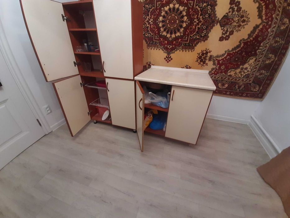 Кухоный шкаф , стол