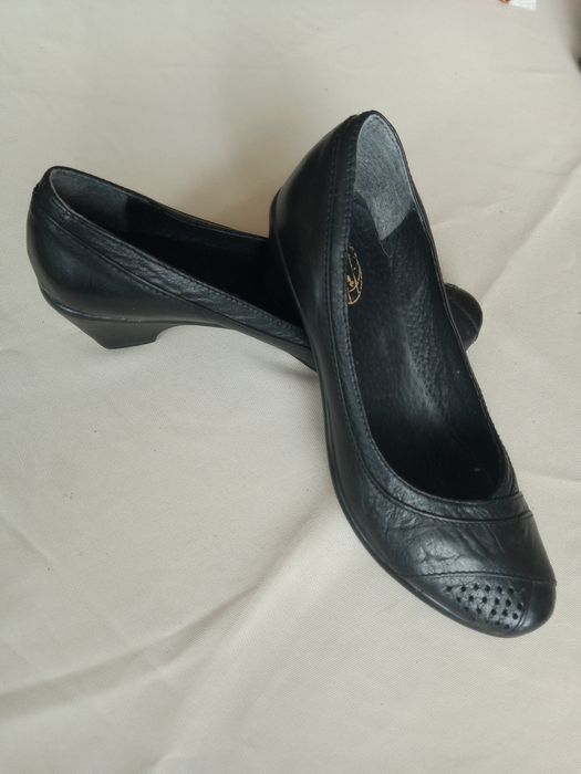 Дамски черни обувки номер 38