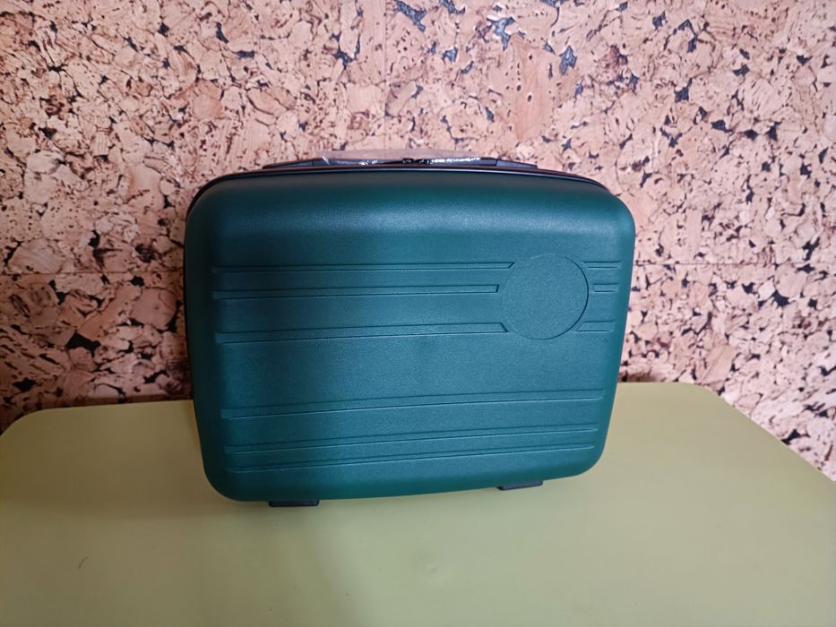 Чемодан красный и зеленый  новый