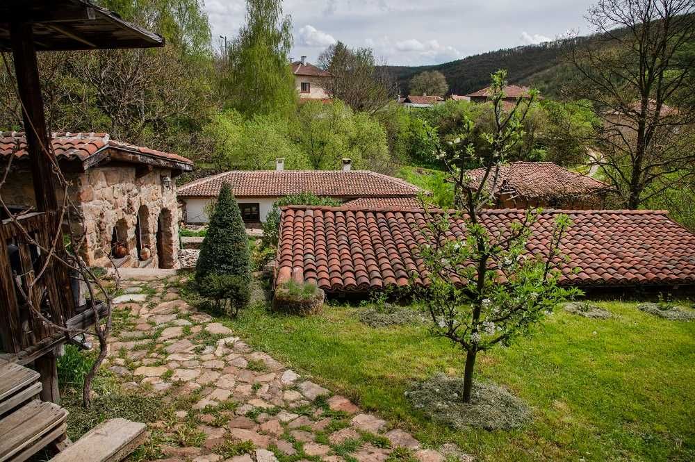 Продава хубав имот на 35 км. от София в с. Макоцево